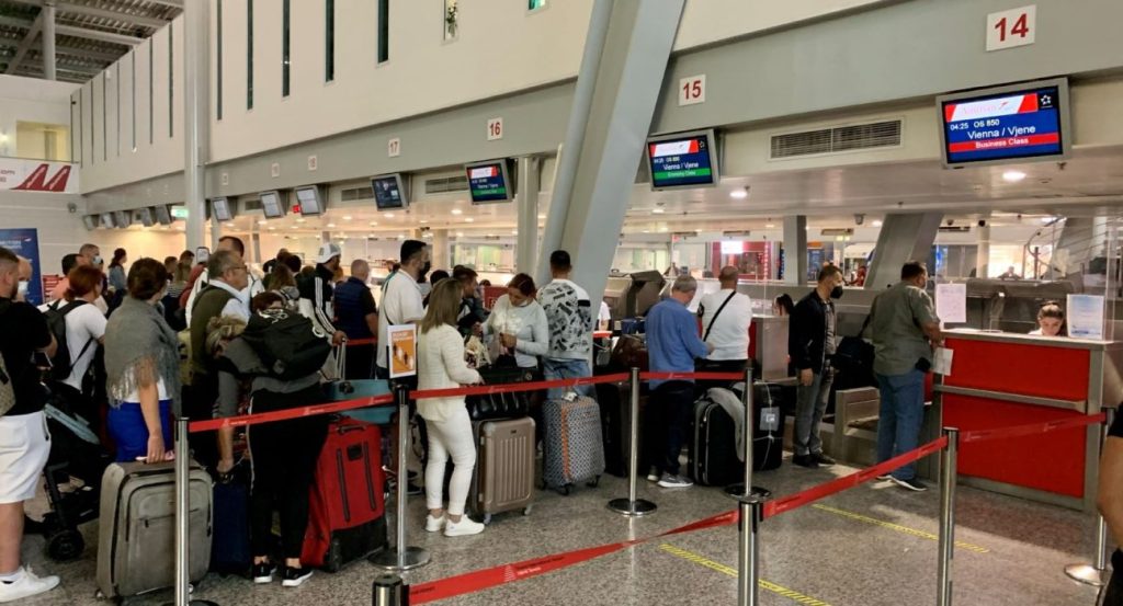 Aeroporti i Tiranës drejt një tjetër viti rekord, 25 për qind më shumë pasagjerë në prill